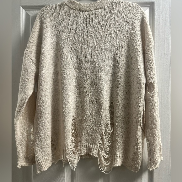 🆕 Karlie Distressed V-Neck Sweater Size Medium - Picture 7 of 9